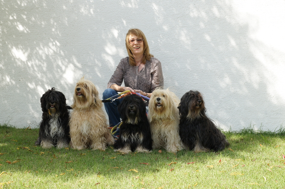 Beate mit Dharani, Jandra, Yuma, Hira und Ka-li (v.l.)